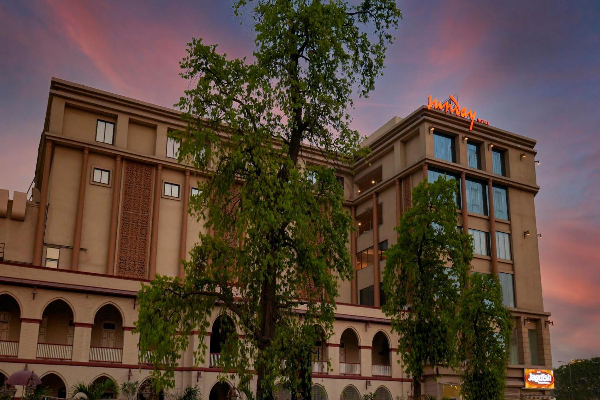 Sunday Hotel Vadodara Exterior foto
