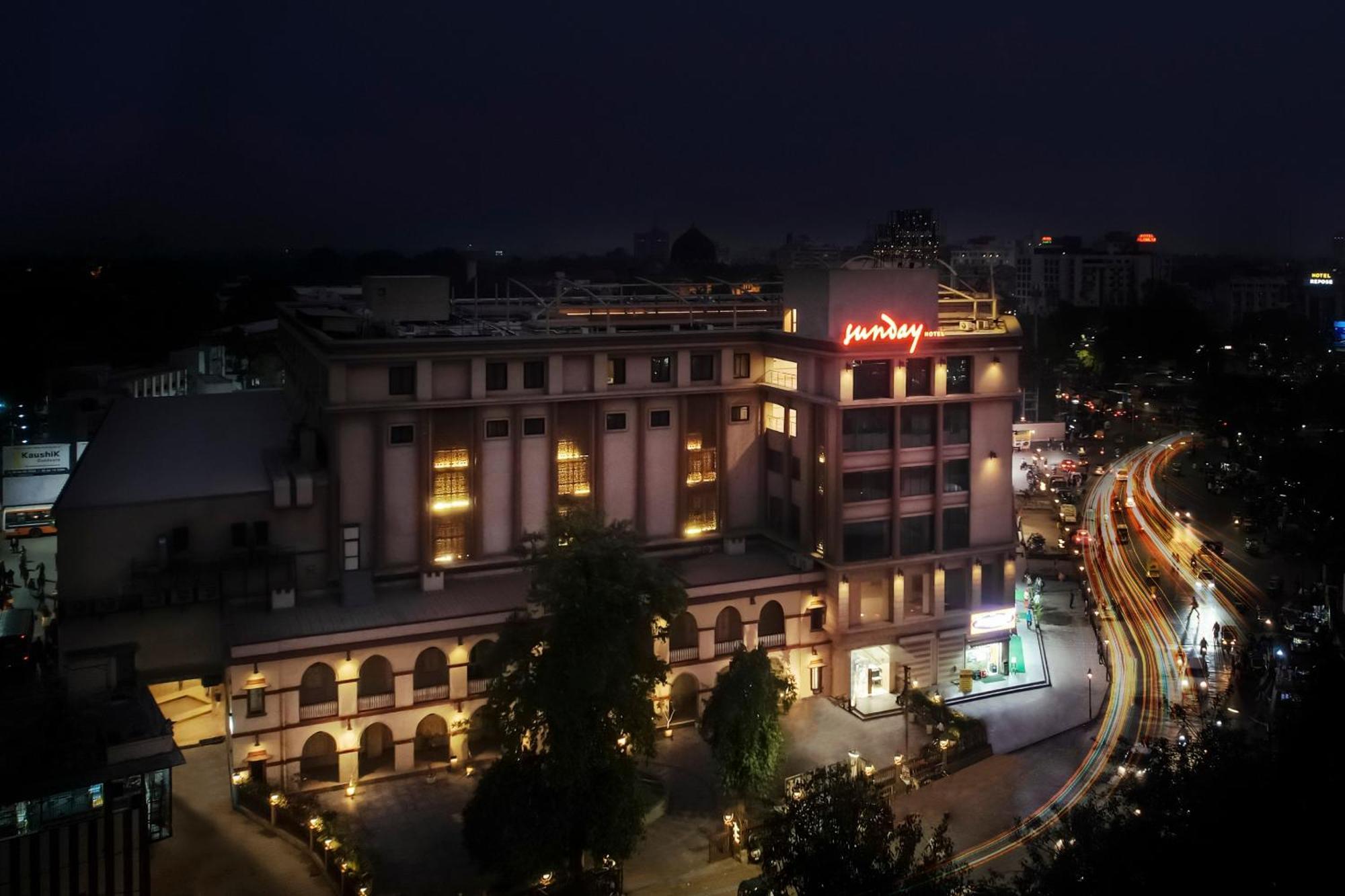Sunday Hotel Vadodara Exterior foto