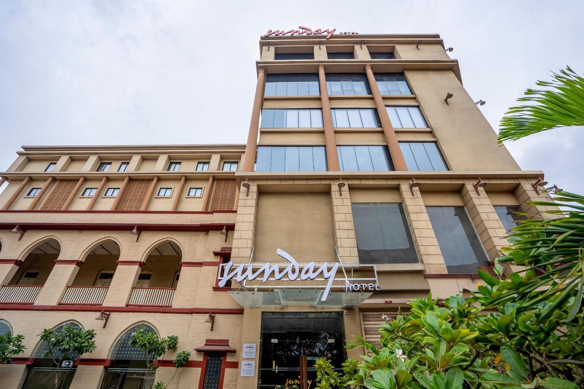 Sunday Hotel Vadodara Exterior foto